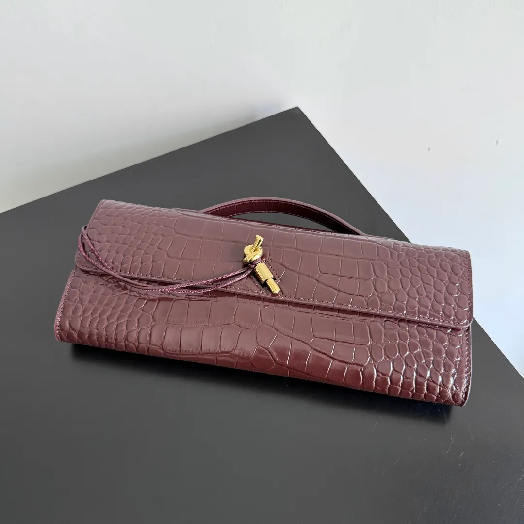 The batch of 1420 BV Andiamo evening handbags has been heavily planted again~ The designer aesthetics in the era of economic downturn are back. I fall in love with it at first sight and can't put it down. It's so beautiful and full of aura. The shape and texture are very competitive. It is light in weight and has sufficient capacity. It is a must-have for fashion people. It is suitable for many occasions, minimalist, high-end and light luxury. Style number: 741511 Size: 31*13*3cm